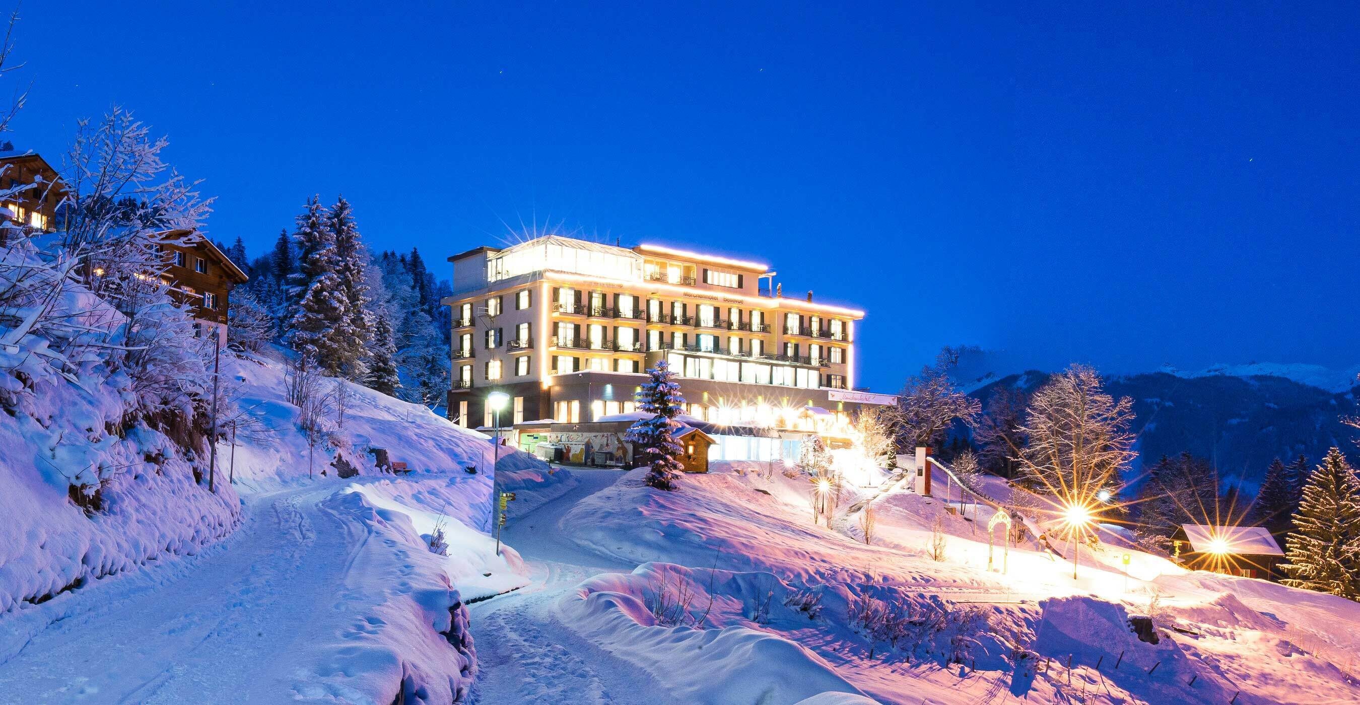 Aussen winter nacht maerchenhotel braunwald 01