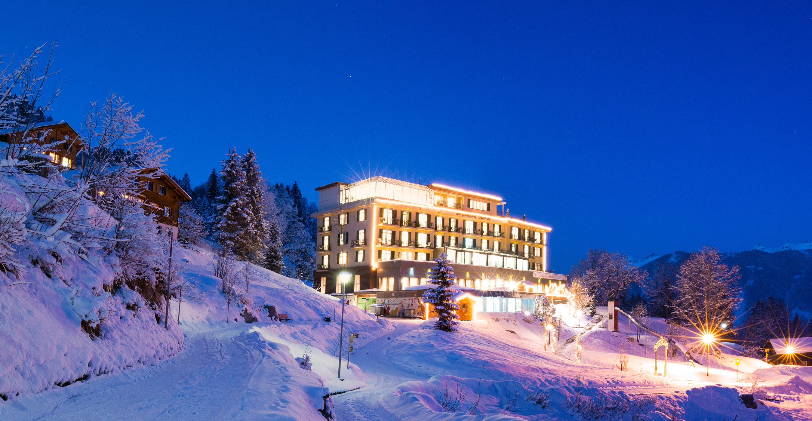 Winter hotel aussen maerchenhotel braunwald