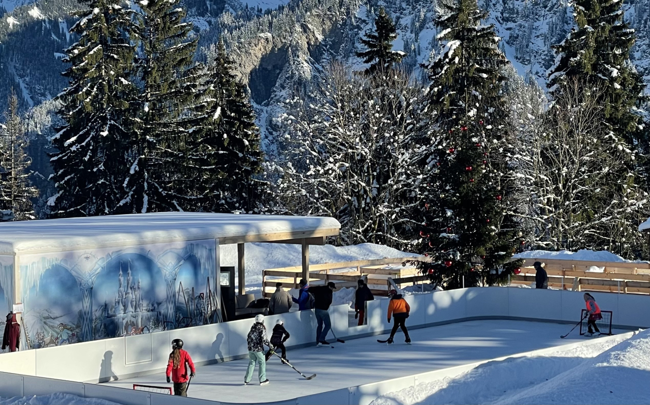 Schlittschuhfeld neben Märchenhotel